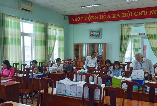 Hiệu trưởng và giáo viên chủ nhiệm lớp có 42/43 HS giỏi nói gì?