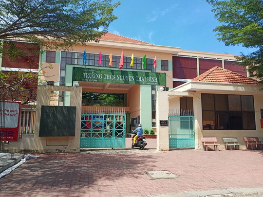 Hiệu trưởng và giáo viên chủ nhiệm lớp có 42/43 HS giỏi nói gì?