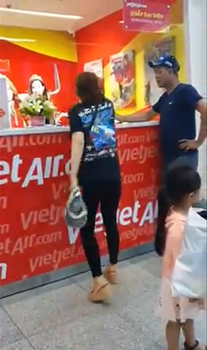 Xôn xao clip gia đình vào TP.HCM làm đám tang cho mẹ, Vietjet Air ngăn bé gái 14 tuổi lên máy bay vì không có CMT