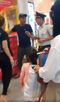 Xôn xao clip gia đình vào TP.HCM làm đám tang cho mẹ, Vietjet Air ngăn bé gái 14 tuổi lên máy bay vì không có CMT