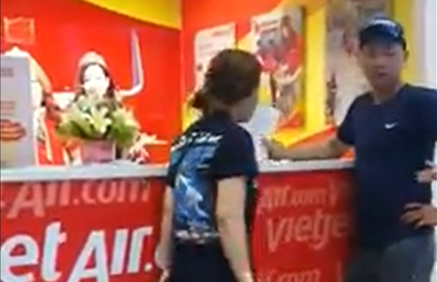 Xôn xao clip gia đình vào TP.HCM làm đám tang cho mẹ, Vietjet Air ngăn bé gái 14 tuổi lên máy bay vì không có CMT