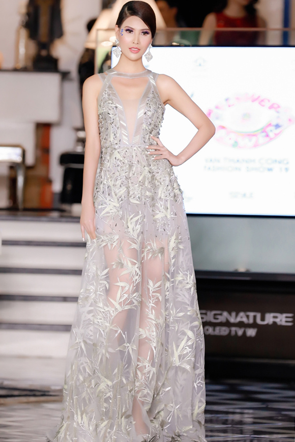 Dàn người đẹp thập niên 1990 hội ngộ trên sàn catwalk