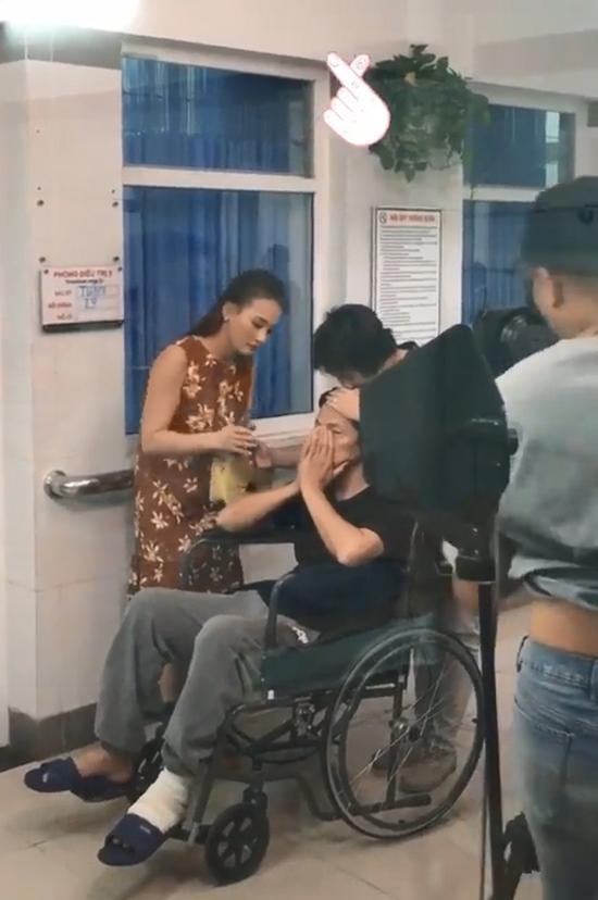 Hậu trường Về Nhà Đi Con: Hai chàng rể đến thăm bố vợ nhập viện, một người lạ mà quen? Hậu trường Về Nhà Đi Con: Hai chàng rể đến thăm bố vợ nhập viện, một người lạ mà quen?