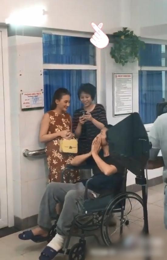 Hậu trường Về Nhà Đi Con: Hai chàng rể đến thăm bố vợ nhập viện, một người lạ mà quen?