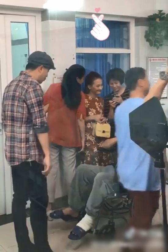 Hậu trường Về Nhà Đi Con: Hai chàng rể đến thăm bố vợ nhập viện, một người lạ mà quen?