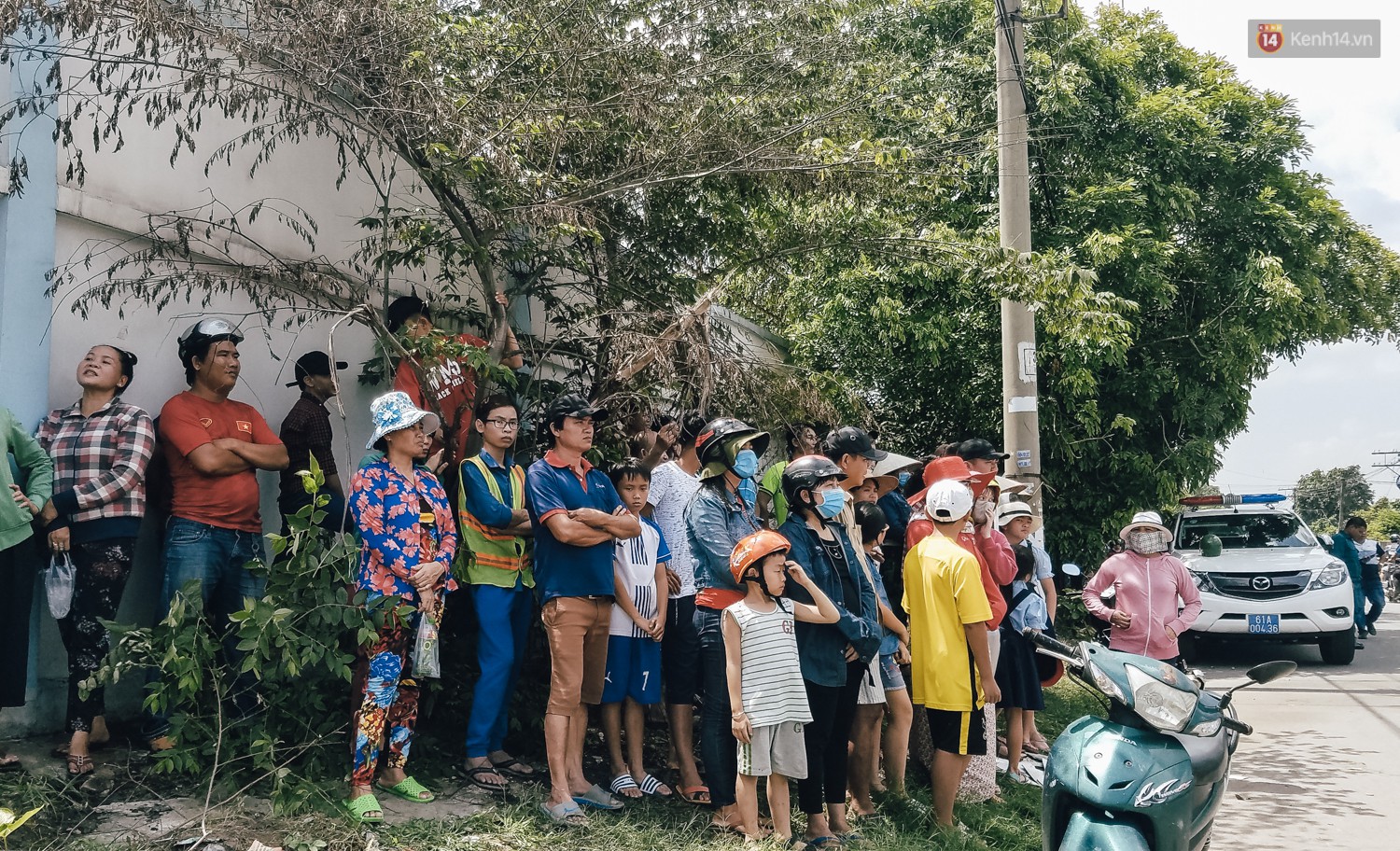 Thảm án hai vợ chồng và con gái 4 tuổi tử vong ở Bình Dương: Người thân bủn rủn tay chân, khóc nghẹn khi đến nhận thi thể