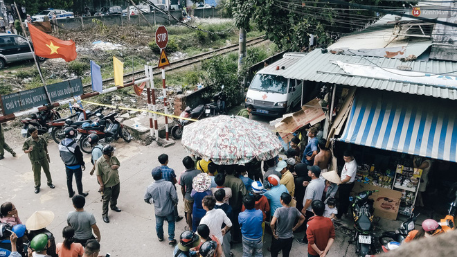 Thảm án hai vợ chồng và con gái 4 tuổi tử vong ở Bình Dương: Người thân bủn rủn tay chân, khóc nghẹn khi đến nhận thi thể