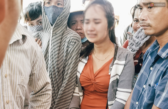 Thảm án hai vợ chồng và con gái 4 tuổi tử vong ở Bình Dương: Người thân bủn rủn tay chân, khóc nghẹn khi đến nhận thi thể