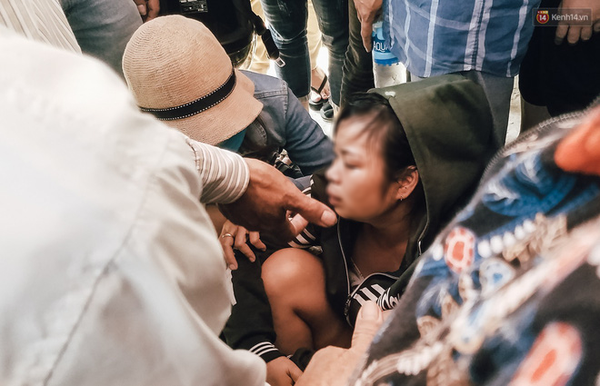 Thảm án hai vợ chồng và con gái 4 tuổi tử vong ở Bình Dương: Người thân bủn rủn tay chân, khóc nghẹn khi đến nhận thi thể