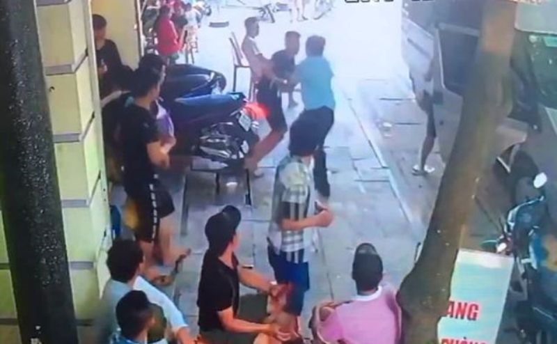 Không thuê được phòng, các đối tượng cầm dao chém chủ nhà nghỉ