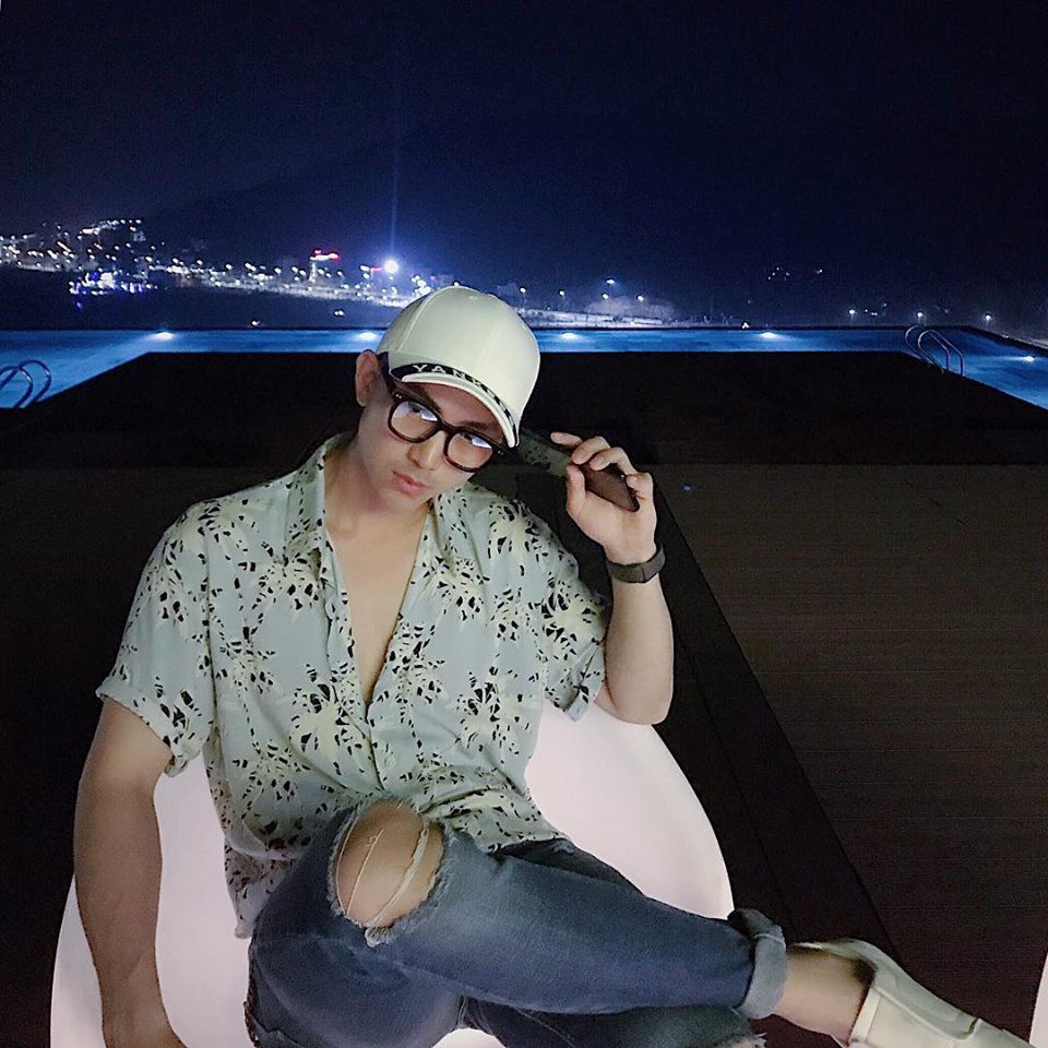 Ngoài Quốc Trường còn một trai đểu Về nhà đi con đã làm bố, không chỉ hát hay mà cực điển trai, body chuẩn