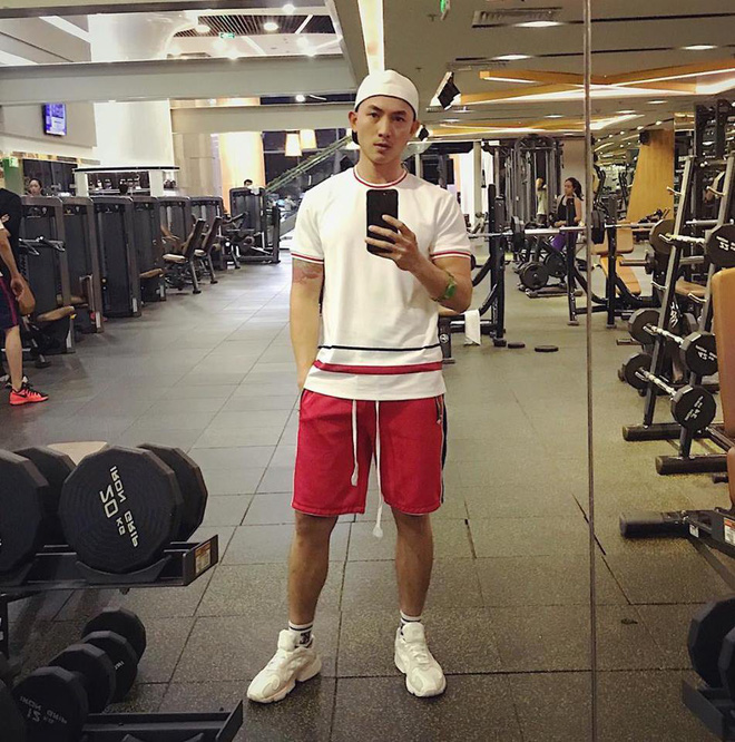 Ngoài Quốc Trường còn một trai đểu Về nhà đi con đã làm bố, không chỉ hát hay mà cực điển trai, body chuẩn