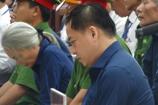 Thẩm tra lý lịch, Vũ nhôm nhận mình có 2 quốc tịch