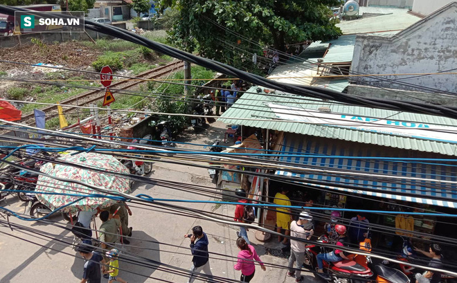 (Ảnh) Công an chia nhiều hướng bảo vệ hiện trường nghi án chồng giết vợ mang thai và con nhỏ