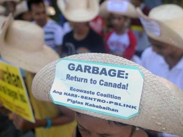 Philippines cấm quan chức công du Canada vì căng thẳng rác thải