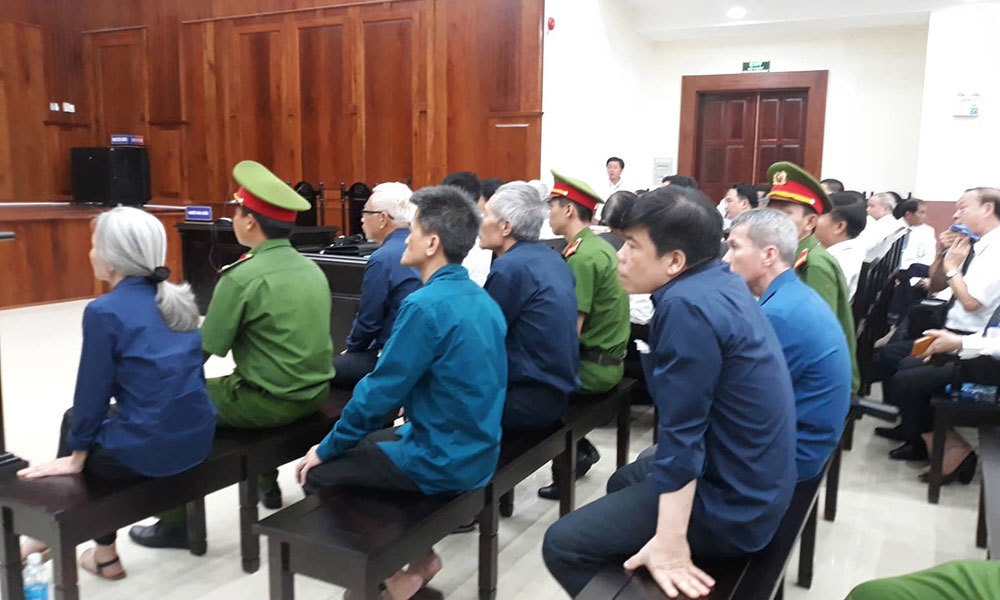 Vũ ‘nhôm’ đầu tóc bóng mượt, bình thản tới tòa