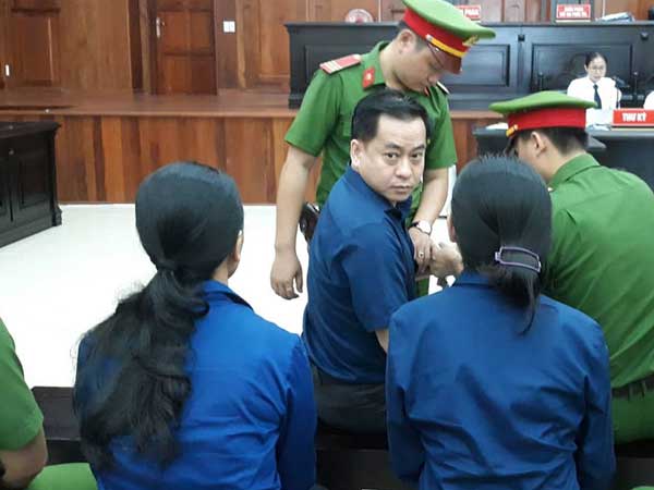 Vũ ‘nhôm’ đầu tóc bóng mượt, bình thản tới tòa