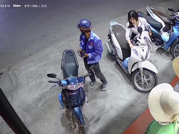 Phụ nữ tuy thích tiền nhưng chưa chắc đã chọn người giàu nhất: Hình ảnh người đàn ông lấm lem mua áo cho vợ nhận bão like MXH này là một minh chứng