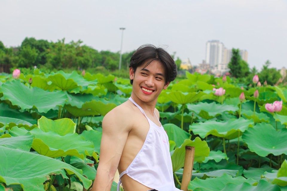 Chàng trai gây cười với bộ ảnh mặc yếm bên hoa sen, nhưng phản ứng của gia đình anh sau đó mới thực sự hài hước
