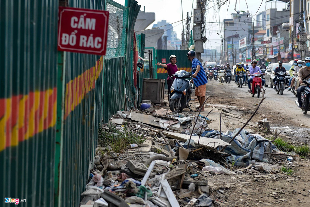 Rác thải bủa vây đường cong mềm mại Trường Chinh
