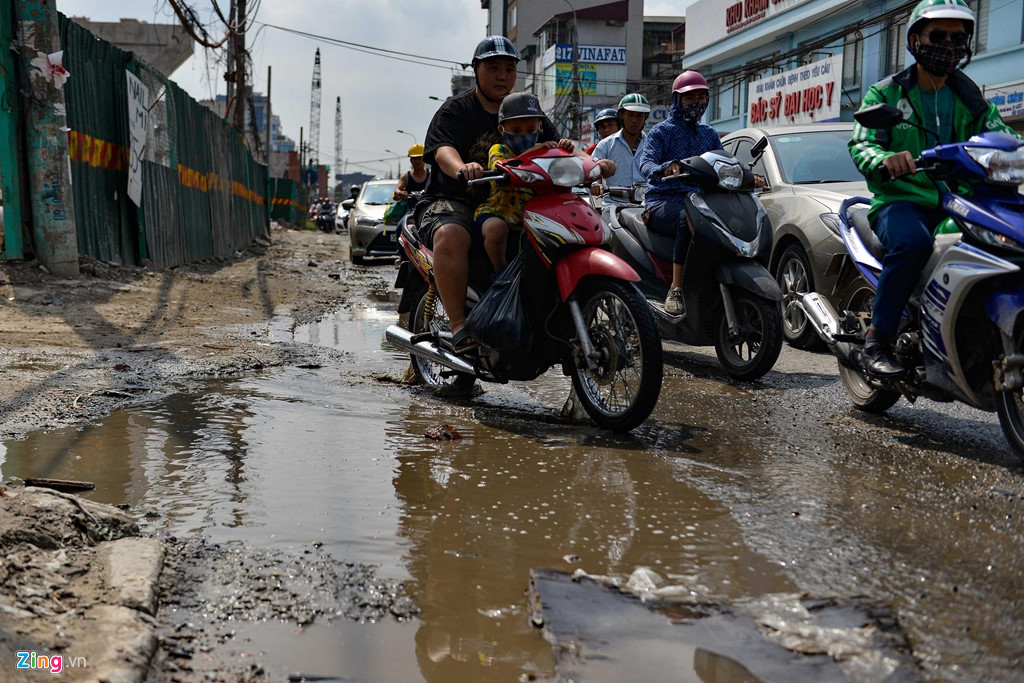 Rác thải bủa vây đường cong mềm mại Trường Chinh