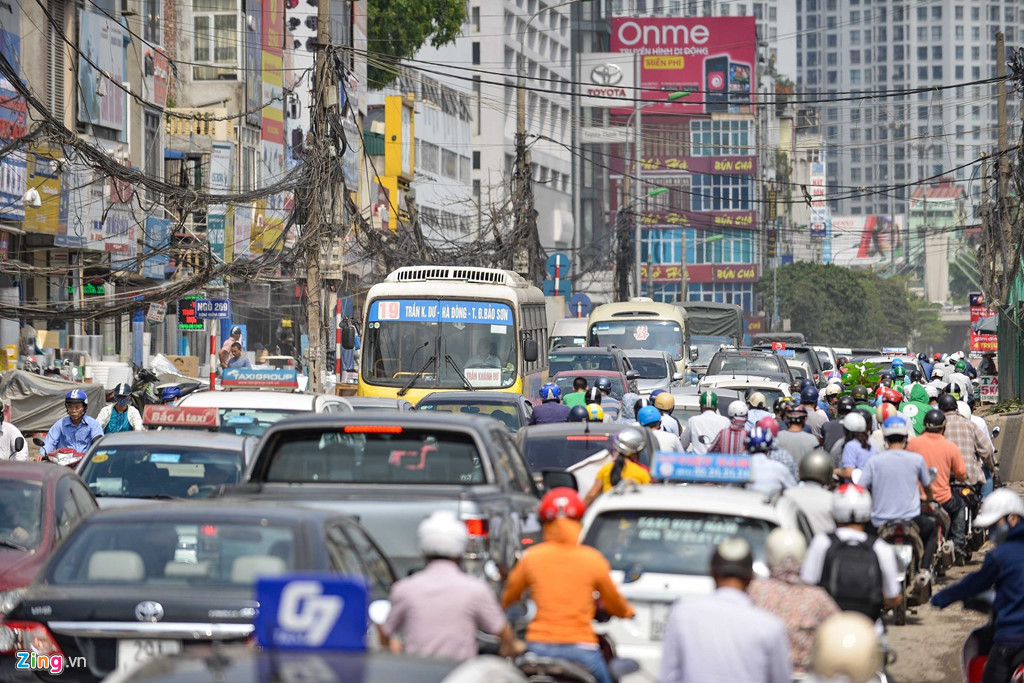 Rác thải bủa vây đường cong mềm mại Trường Chinh