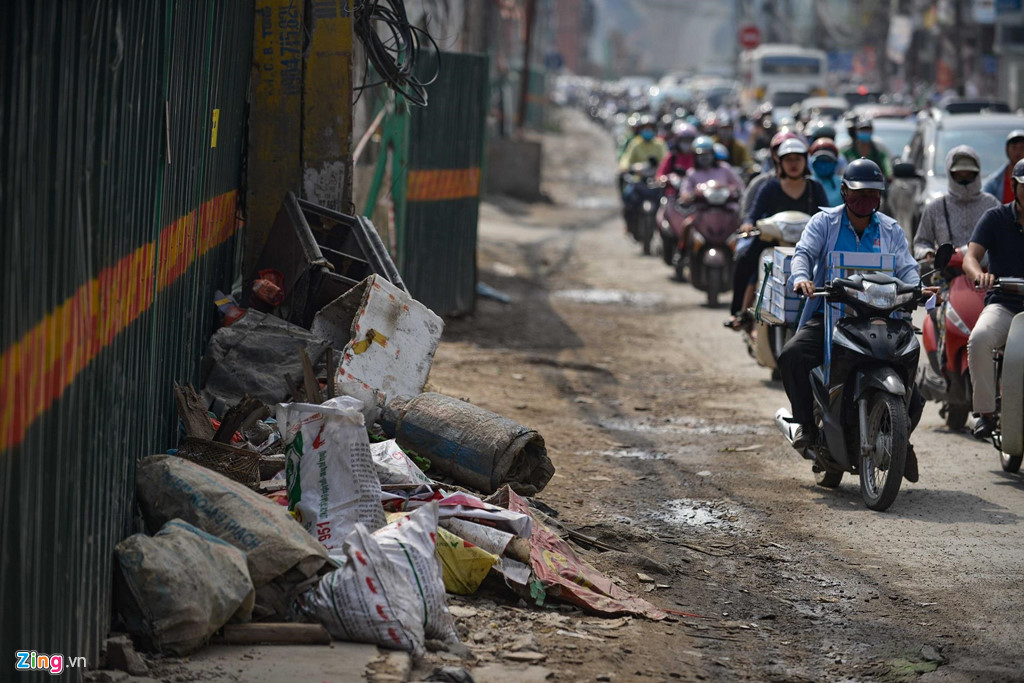 Rác thải bủa vây đường cong mềm mại Trường Chinh