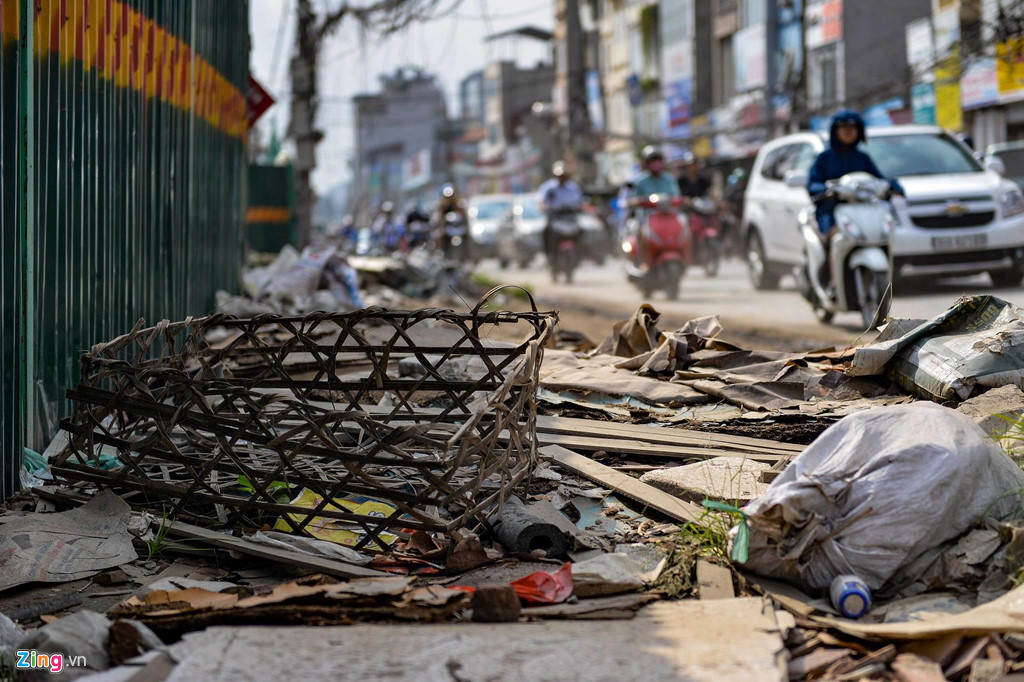 Rác thải bủa vây đường cong mềm mại Trường Chinh