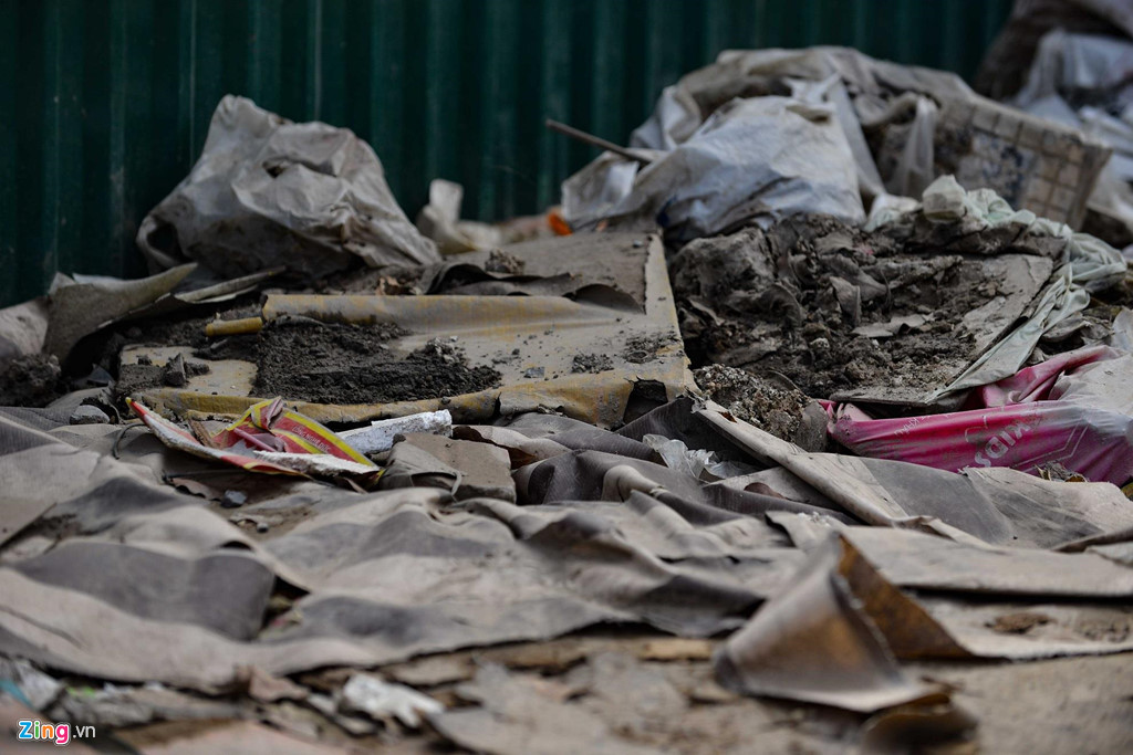 Rác thải bủa vây đường cong mềm mại Trường Chinh