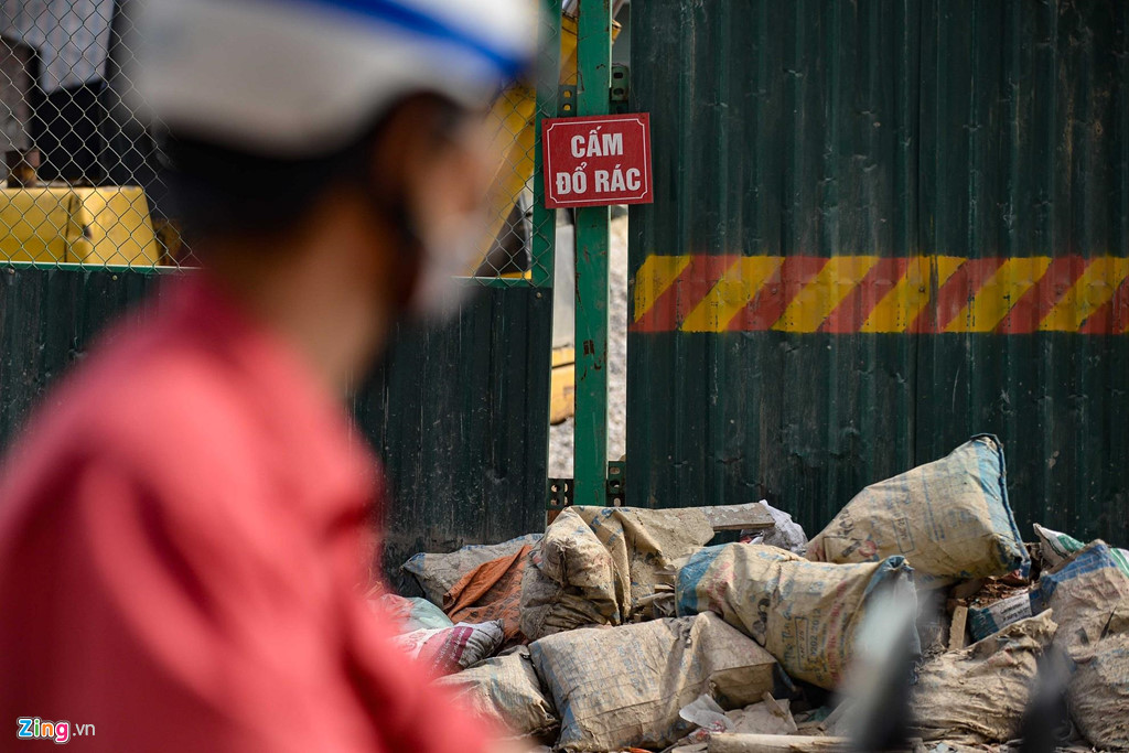 Rác thải bủa vây đường cong mềm mại Trường Chinh