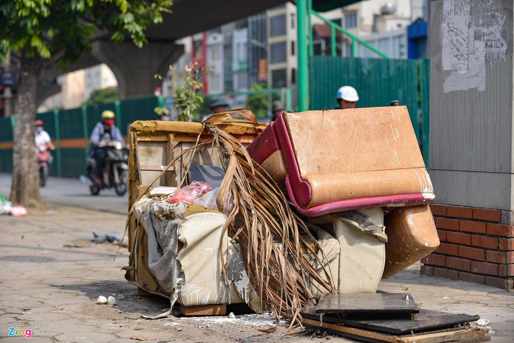Rác thải bủa vây đường cong mềm mại Trường Chinh