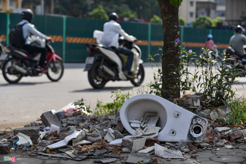 Rác thải bủa vây đường cong mềm mại Trường Chinh