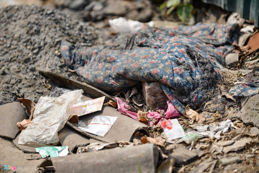 Rác thải bủa vây đường cong mềm mại Trường Chinh