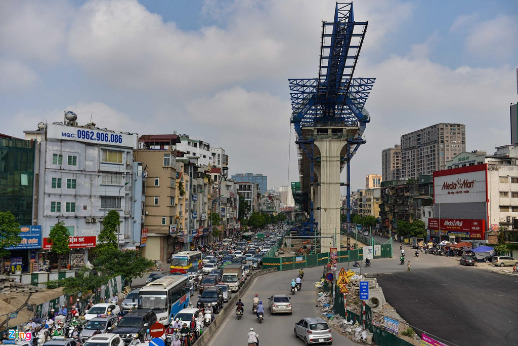 Rác thải bủa vây đường cong mềm mại Trường Chinh