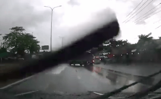 Video: Xe tải làm xiếc trên quốc lộ và pha chốt hạ khiến người xem thốt lên may quá