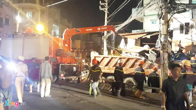 Xe ben lao sập nhà dân trong đêm ở Sài Gòn