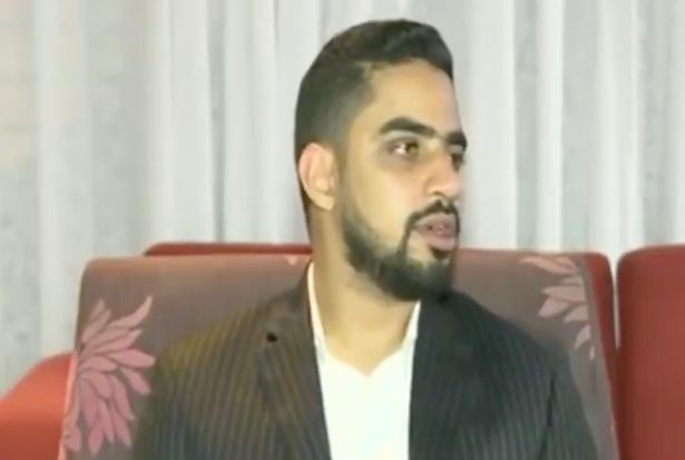 Xúc động trước hình ảnh cậu bé ngồi học bài dưới ánh đèn đường, triệu phú vượt 14.000 cây số để tặng cậu những món quà quý giá