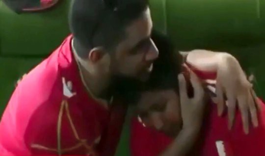 Xúc động trước hình ảnh cậu bé ngồi học bài dưới ánh đèn đường, triệu phú vượt 14.000 cây số để tặng cậu những món quà quý giá