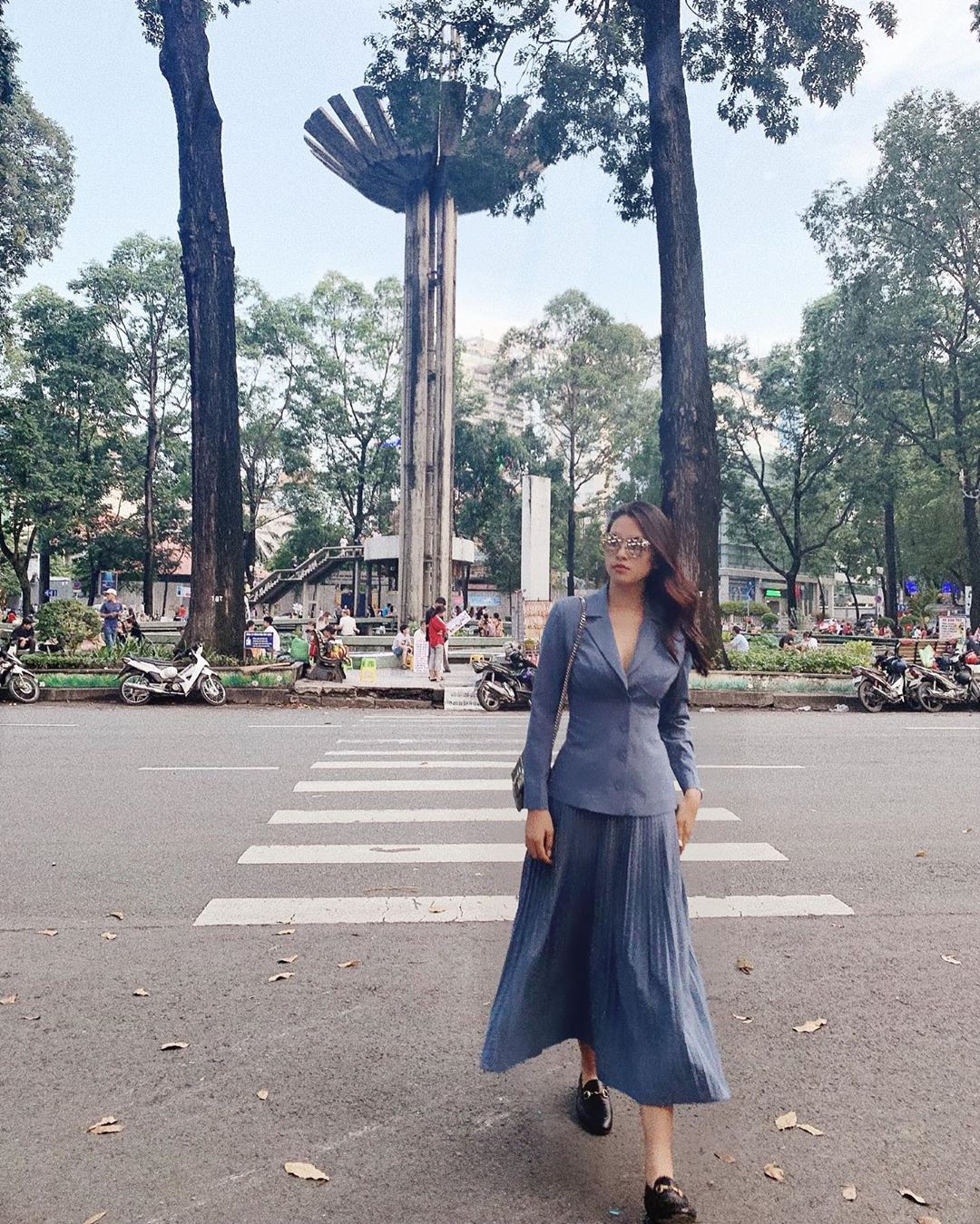 Chân váy xếp ly vẫn chưa hạ nhiệt, được hết thảy các sao nữ Việt diện tuyệt xinh mà nàng công sở phải học theo ngay