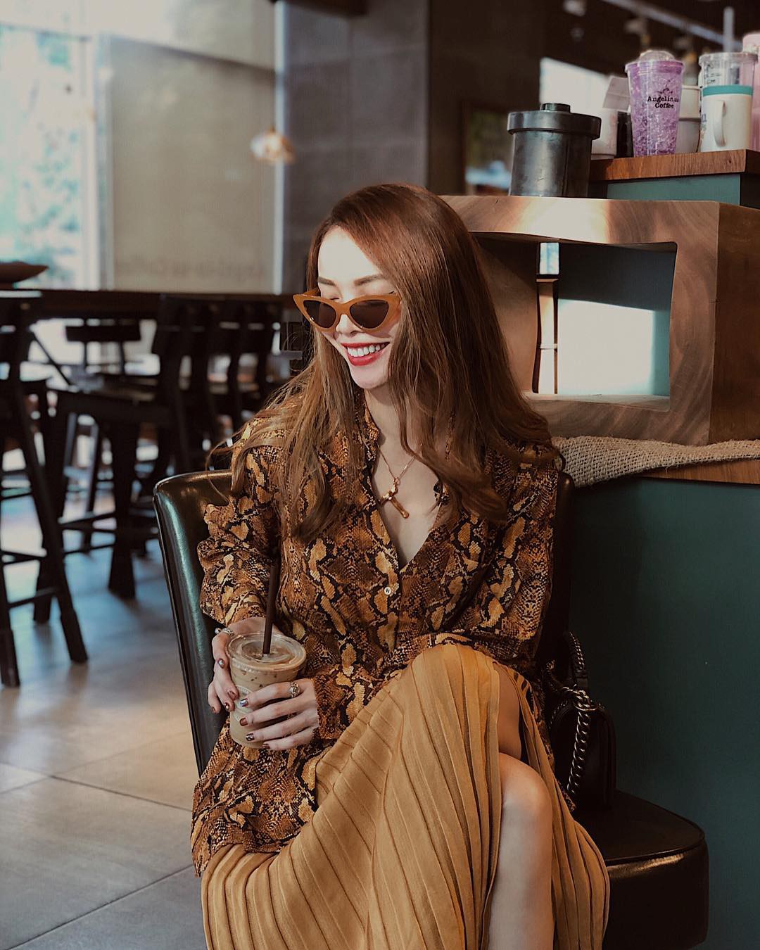 Chân váy xếp ly vẫn chưa hạ nhiệt, được hết thảy các sao nữ Việt diện tuyệt xinh mà nàng công sở phải học theo ngay