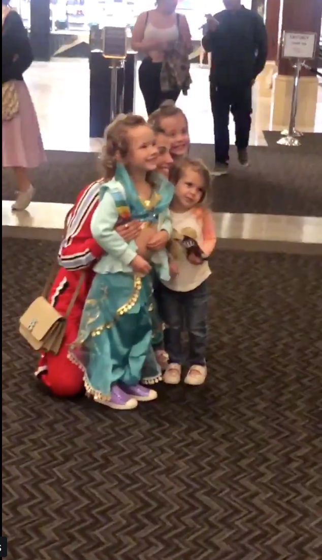 Nàng Jasmine - Naomi Scott của Aladdin 2019 khiến fan rụng tim vì cư xử như công chúa ngoài đời thực Nàng Jasmine - Naomi Scott của Aladdin 2019 khiến fan rụng tim vì cư xử như công chúa ngoài đời thực