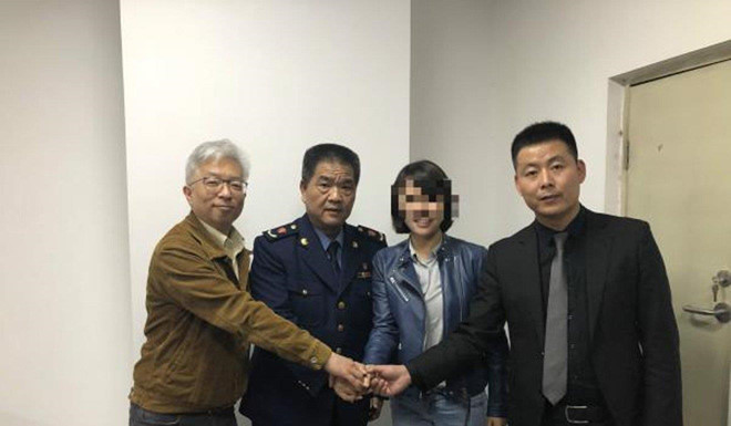 Cô gái gây náo loạn đại lý ôtô vì bị lừa mua Mercedes lỗi động cơ