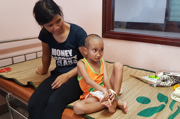 Bé trai 5 tuổi sống trong ngôi nhà 8m2 bị tụt não xuống mũi