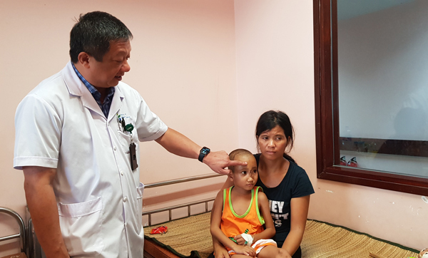 Bé trai 5 tuổi sống trong ngôi nhà 8m2 bị tụt não xuống mũi