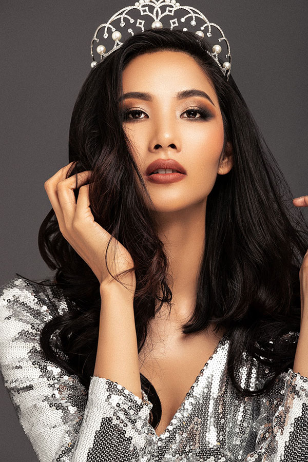 Thiết kế Bàn thờ thi phần trang phục để Hoàng Thuỳ dự Miss Universe 2019 đang khiến dân tình cạn hết lời!