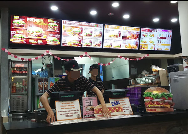 Tiệm đồ ăn nhanh nổi tiếng bị hàng nghìn người đồng loạt đánh giá 1 sao vì phân biệt đối xử với tài xế công nghệ