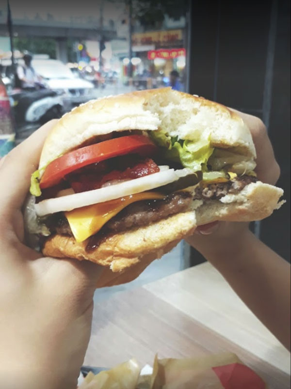 Tiệm đồ ăn nhanh nổi tiếng bị hàng nghìn người đồng loạt đánh giá 1 sao vì phân biệt đối xử với tài xế công nghệ