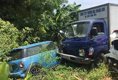 Xe tải mất lái tông hàng loạt ôtô chờ đón dâu