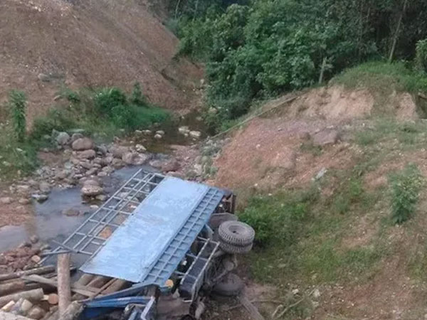 Xe tải chở gỗ lao xuống suối, 2 thanh niên trên xe tử vong