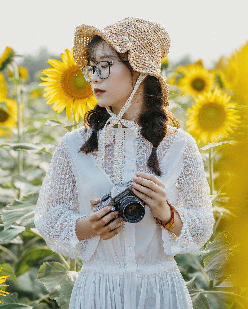 Thiếu nữ Hà Nội khoe lưng trần, eo thon ở cánh đồng hoa hướng dương